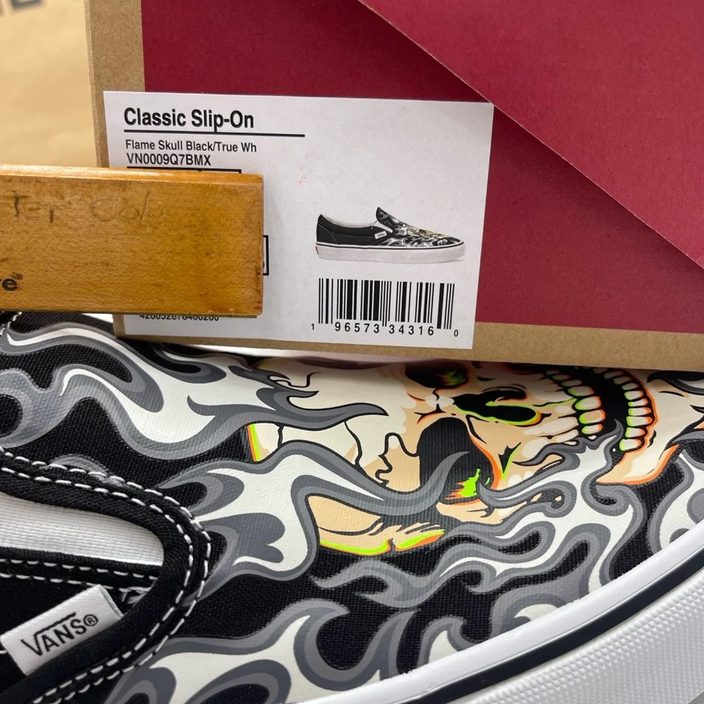 Vans WMNS Black Skull Design Bold Classic Slip-On
Flame Skull Black/True White - Picture 9 of 16